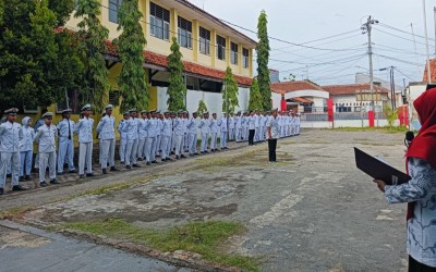 PENGHARGAAN GURU TERBAIK PADA HARI GURU NASIONAL OLEH OSIS